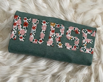 看護師刺繍入り秋の花柄アップリケスウェットシャツ | シンプルなドクタープルオーバー、医療現場へのギフト、パーソナライズされた RN シャツ、ライトグリーン秋