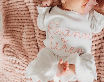 Baby Mädchen weißer Rüschen Strampler mit Monogramm | Personalisiertes Baby Coming Home Outfit | Monogramm Baby Geschenk