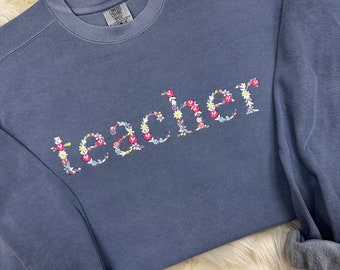 Comfort Colors 教師用刺繍花柄スウェットシャツ | シンプルな教師用プルオーバー、新学期のギフト、パーソナライズされたブルーマルチカラー