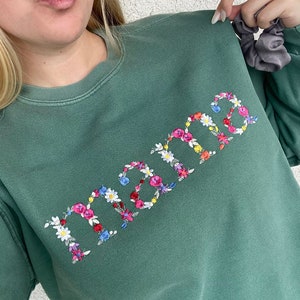 Comfort Colors Mama Embroidered Floral Sweatshirt | Simple Mama Pullover, Gift for Mom, Personalized Light Green Fall Floral