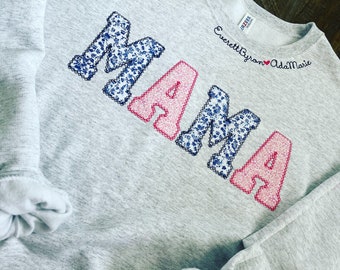 Sweat-shirt brodé à fleurs roses et bleus Mama | Pull simple de maman, cadeau pour maman, chemise de maman personnalisée