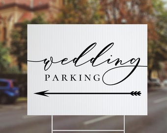 Può includere: Un cartello bianco con testo nero che recita "wedding parking" con una freccia che punta a destra. La freccia ha un piccolo disegno di piuma alla fine.