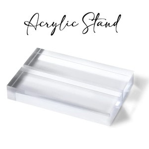 K&ouml;nnte beinhalten: Ein transparenter Acrylst&auml;nder mit zwei Ebenen. Der St&auml;nder ist f&uuml;r die Pr&auml;sentation kleiner Gegenst&auml;nde wie Schmuck oder Visitenkarten konzipiert.