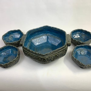 以下が含まれることがあります： 青と緑のセラミック製のサービングボウル5個セット。ボウルはすべて八角形で、縁に装飾的なデザインが施されています。