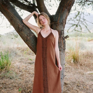 Klänning ~ TARA ROST ~ tillverkad av ren bomull ~ Rostbrun med blocktryck ~ Rygglös + Ärmlös ~ Enkel & Elegant ~ Hållbar