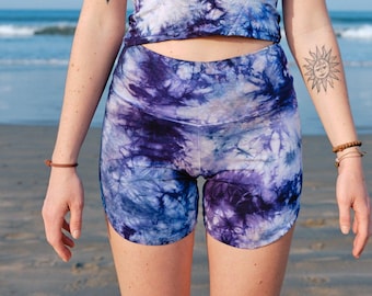Shorts BLUE SKY ~ made of 100% cotton ~ Yoga Fashion ~ Short sports pants ~ Cycling shorts ~ Tye-Dye in white / blue ~ Hot pants in batik style