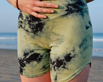 Shorts GREEN FAIRY ~ made of 100% cotton ~ Yoga Fashion ~ Short sports pants ~ Cycling shorts ~ Tie-dye in green / blue ~ Hot pants in batik style