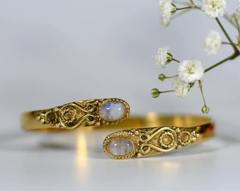 Bangle with genuine moonstone ~ Boho brass bracelet ~ Vintage bracelet ~ Oriental design