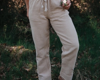 Bequeme Hose LENNY FISCHGRAT in Beige ~ Vielseitige Alltagshose mit Gummizug ~ Jogginghose aus 100% Baumwolle ~ Lockere Übergangshose