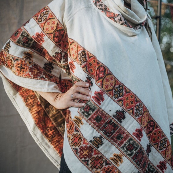 Warmer Poncho INUIT | unisex | weiß & rot | kuscheliger Überwurf | ethno Design