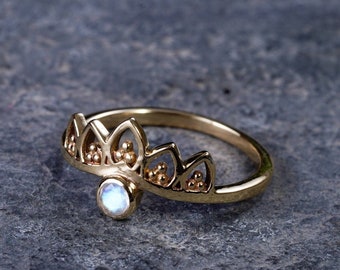 Ring ~ MOON CROWN ~ Moonstone ~ Delicate & Small ~ Lovely Crown Ring ~