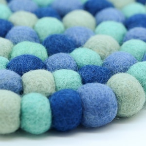 Practical coaster made of felt balls | blue | round | heat-resistant