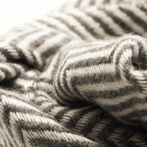 Luxury cashmere blanket | 140 x 250 cm | PAPUA blanket made of 100% cashmere | Light grey | Cashmere wool | Light & fluffy