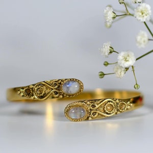 Bracelet with real moonstone | Brass