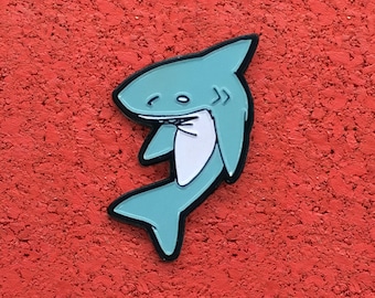 Blauer Sharky, weiche Emaille Anstecknadel aus Messing