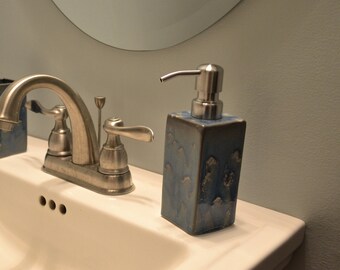 Piccolo dispenser in ceramica per sapone e lozione, fatto a mano e ricaricabile, blu navy, bianco e grigio (grotta, cielo notturno).