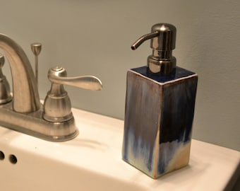 Liten keramisk tvål-lotion dispenser handgjord påfyllningsbar (ocean blues)