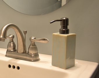 Liten keramisk tvål-lotion dispenser handgjord påfyllningsbar (snäckskal)