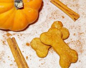 Gourmet-Weihnachtsplätzchen Kürbiskuchen Hund. Thanksgiving Kürbis Hundekuchen. Frisch gebackene Kürbis Zimt Hundeknochen. Halloween-Hund-Plätzchen