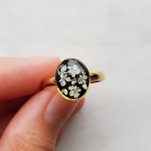 Dainty real flower ring, gold nature resin jewelry, pressed floral statement ring with Queen Anne's lace