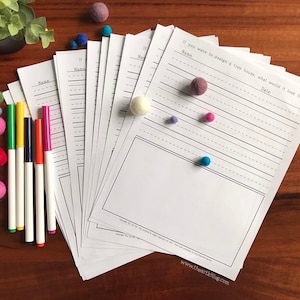 Pode incluir: Uma pilha de folhas de trabalho imprimíveis com o texto "Se você tivesse que projetar uma casa na árvore, como ela seria?" e "Nome" e "Data". As folhas de trabalho são cercadas por bolas de feltro coloridas e marcadores.
