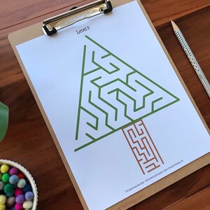 Weihnachtsbaum-Labyrinthe - druckbar für Kinder, sechs Schwierigkeitsgrade, Spaß für Kinder und Erwachsene jeden Alters