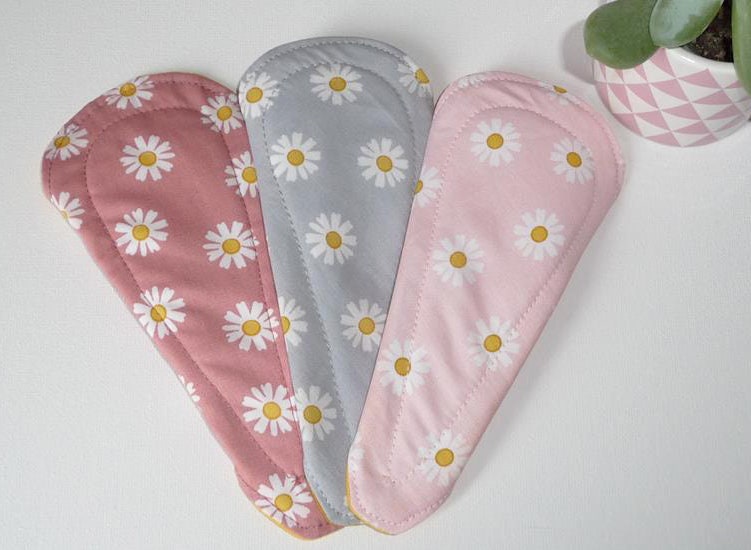 Protège-slip lavable - protège-string lavable (Tanga) - PÂQUERETTES DAISY (Marguerites) - Panty liner - Pad écologique - Organic cloth pad
