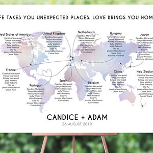 Op de afbeelding: Een aquarel wereldkaart met een hart getekend boven Portugal en Spanje. De kaart toont de locaties van de reizen van een bruidspaar, met namen die voor elk land worden vermeld. De tekst onderaan luidt "CANDICE + ADAM 26 AUGUSTUS 2019".