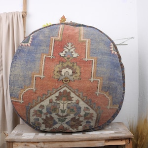 Geräumiger runder 30-Zoll-Sitzhocker aus authentischem Vintage-Kelim - Ideal für Boho-Dekor und Geschenke