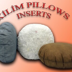 Pode incluir: Tr&ecirc;s almofadas redondas, uma cinza, uma branca e uma marrom. As almofadas s&atilde;o recheadas com enchimento e t&ecirc;m uma costura costurada ao redor da borda. O texto "KILIM PILLOWS INSERTS" est&aacute; escrito em letras vermelhas acima das almofadas.