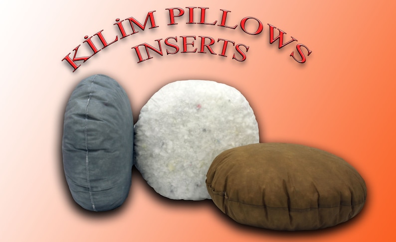 Pode incluir: Tr&ecirc;s almofadas redondas, uma cinza, uma branca e uma marrom. As almofadas s&atilde;o recheadas com enchimento e t&ecirc;m uma costura costurada ao redor da borda. O texto "KILIM PILLOWS INSERTS" est&aacute; escrito em letras vermelhas acima das almofadas.