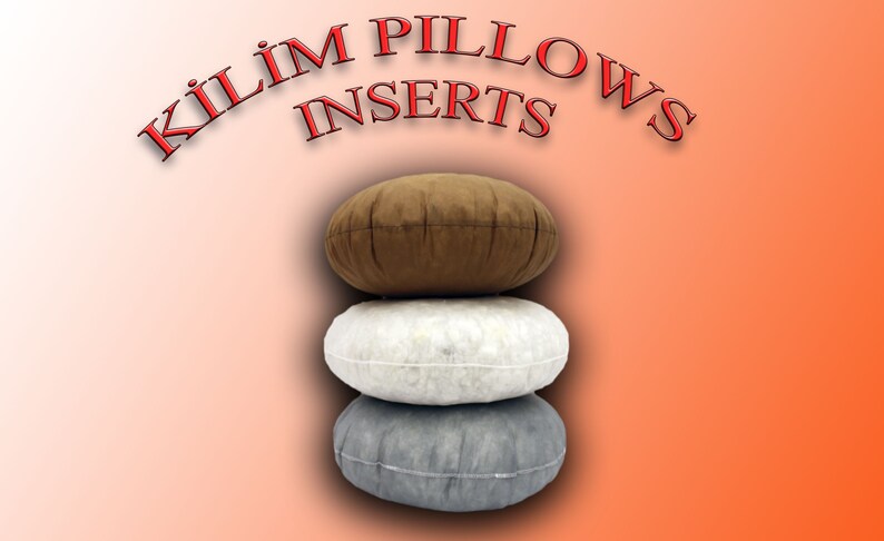Pode incluir: Tr&ecirc;s insertos de almofada redondos de Kilim empilhados uns sobre os outros. O inserto superior &eacute; castanho, o inserto do meio &eacute; branco e o inserto inferior &eacute; cinzento.