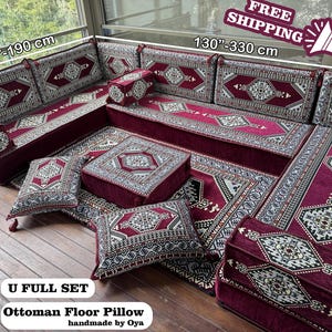 Op de afbeelding: Een bordeauxrode U-vormige vloerzitting met een ingewikkeld geometrisch patroon. De set bevat kussens en een vloerkleed, met afmetingen van 190 cm en 330 cm. De tekst luidt "U FULL SET" en "Ottoman Floor Pillow handmade by Oya."