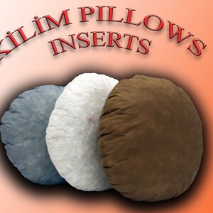 Pode incluir: Tr&ecirc;s insertos de almofada redondos de Kilim em cinza, branco e marrom. O texto "Kilim Pillows Inserts" est&aacute; escrito em vermelho acima das almofadas.