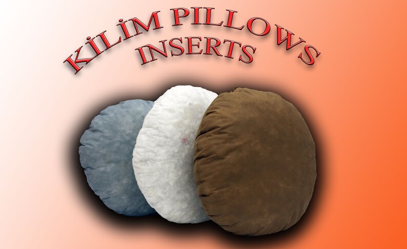 Pode incluir: Tr&ecirc;s insertos de almofada redondos de Kilim em cinza, branco e marrom. O texto "Kilim Pillows Inserts" est&aacute; escrito em vermelho acima das almofadas.