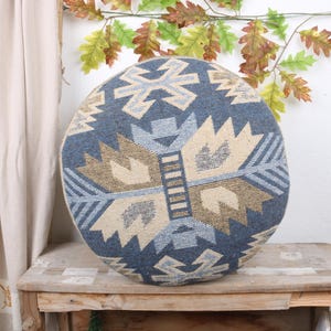 Blauer geometrischer schicker ethnischer Kilim-runder Sitzpouf - Handgefertigter 20 &quot;Ottoman für moderne Boho-Dekor