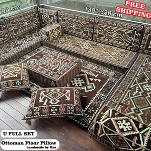 Peut inclure: Ensemble complet de coussins de sol ottomans avec un motif géométrique dans les tons marron, beige et crème. L'ensemble comprend un grand canapé sectionnel, des coussins de sol et un pouf carré. Dimensions : 190 cm et 330 cm.