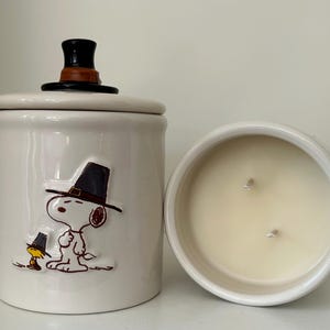 ピルグリム・スヌーピー サンクスギビングキャンドル – ピーナッツ・ギャング、ハーベスト・ベリーの香り