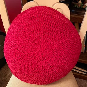 Almofada Redonda de Crochê Chenille em Rosa