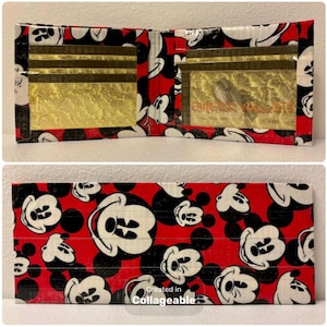 Peut inclure: Un portefeuille rouge, noir et blanc avec un motif Mickey Mouse. Le portefeuille est fait d'un matériau durable et comporte plusieurs fentes pour cartes avec des inserts dorés. L'extérieur présente des visages de Mickey Mouse et des pois noirs. Le texte "Created in Collageable" est visible.
