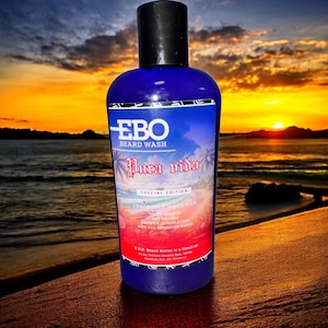 Puede incluir: Una botella azul de lavado de barba con la etiqueta "EBO Beard Wash Pura Vida" y el texto "Edición especial" y "Perfectamente hecho para las barbas radiantes".