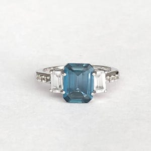 Size 6 Ring, 925 Sterling Silver, Blue and Colorless Stones Ring, Vintage, Pre-owned