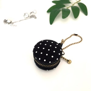 4 cm Macaron Geldbörse, Schmucketui; schwarze und weiße Tupfen, Ehering Box, Reise Schmuck Etui