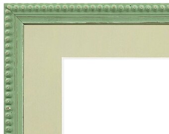 Cadre photo vert petit pois avec passe-partout gris clair, cadre effet vieilli en forme de canette en bois