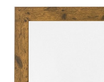 Può includere: Una cornice per foto in legno rustico con una finitura marrone chiaro. La cornice ha un design semplice con una superficie liscia.