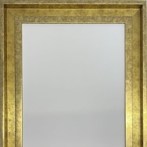K&ouml;nnte beinhalten: Ein goldener Bilderrahmen mit einem schlichten, klaren Design. Der Rahmen hat eine abgenutzte, antike Optik und ist aus Holz.