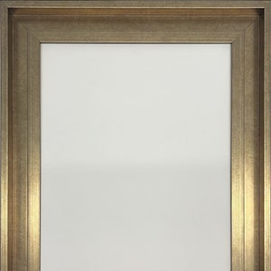 K&ouml;nnte beinhalten: Ein goldener Bilderrahmen mit einem wei&szlig;en Passepartout. Der Rahmen hat ein schlichtes, elegantes Design.