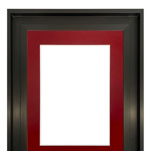 K&ouml;nnte beinhalten: Ein rechteckiger Bilderrahmen mit einem schwarzen Au&szlig;enrahmen und einem tiefroten Innenpassepartout. Der Rahmen hat eine wei&szlig;e &Ouml;ffnung in der Mitte, die f&uuml;r ein Foto oder Kunstwerk vorgesehen ist. Der Rahmen ist aus Holz.