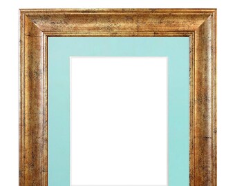 Könnte beinhalten: Ein goldfarbener Bilderrahmen mit einer hellblauen Passepartout. Der Rahmen hat eine Antik-Optik.