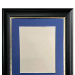 K&ouml;nnte beinhalten: Ein schwarzer Bilderrahmen mit goldener Verzierung und einer blauen Passepartout. Der Rahmen ist leer.